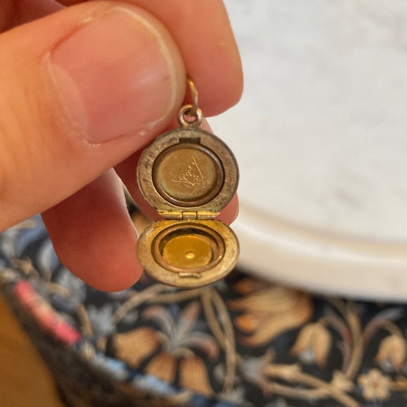 Antique Victorian Starburst Gold-Filled Locket by Carver, Qvarnstrom & Remington - Picture 7 of 11